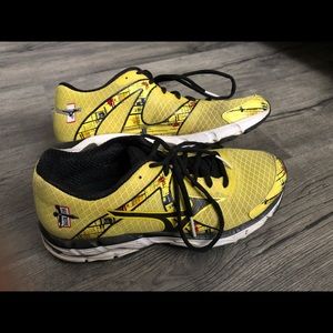 Women’s Mizuno yellow running shoes